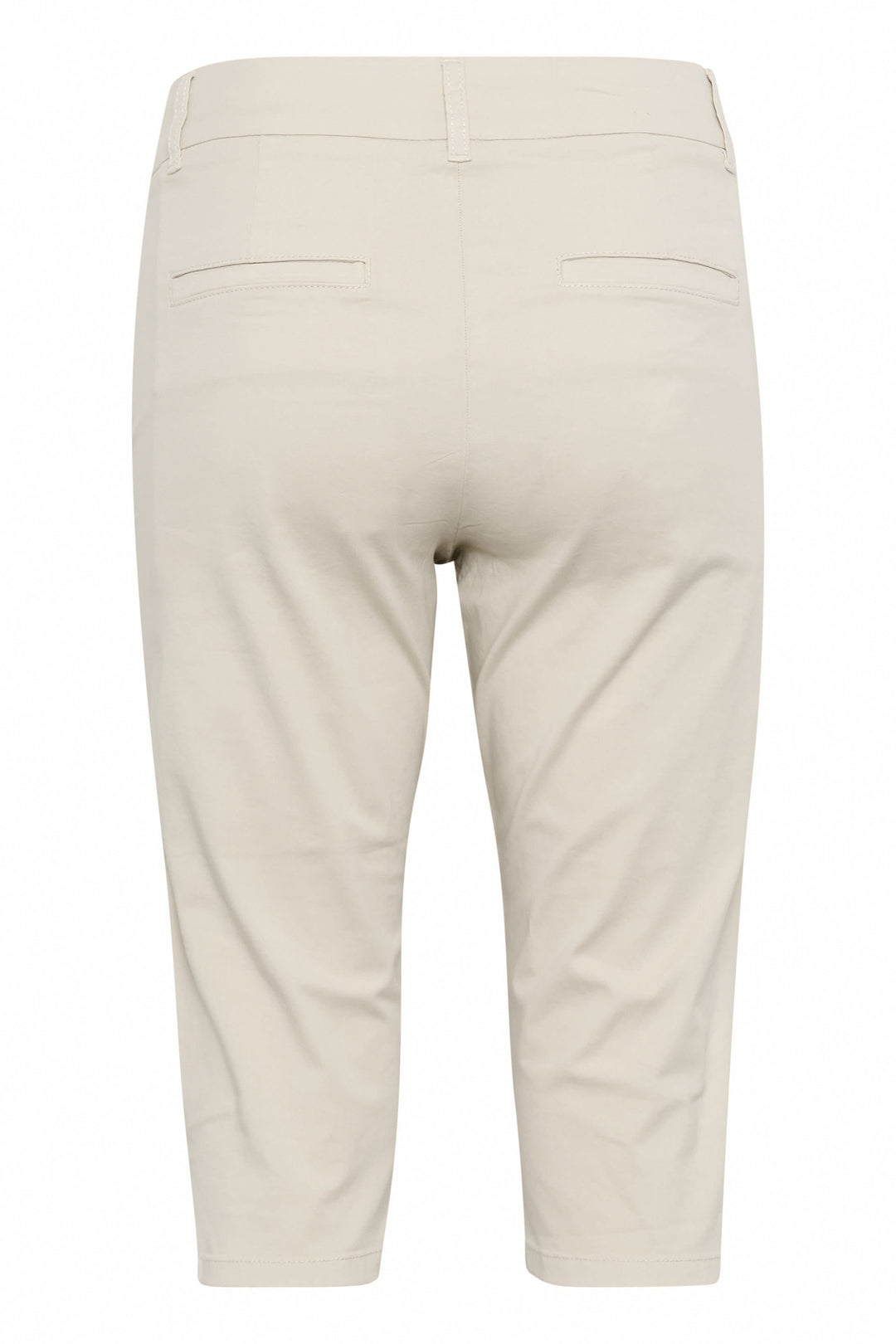 Ce capri ajusté beige, avec poches arrière, est parfait pour les journées estivales, offrant confort et style.
