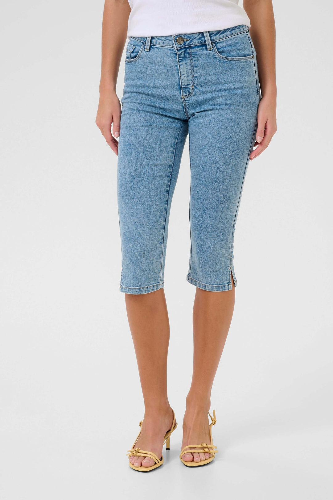 Capri Vicky en denim extensible, coupe ajustée sous le genou, parfaite pour les journées ensoleillées.