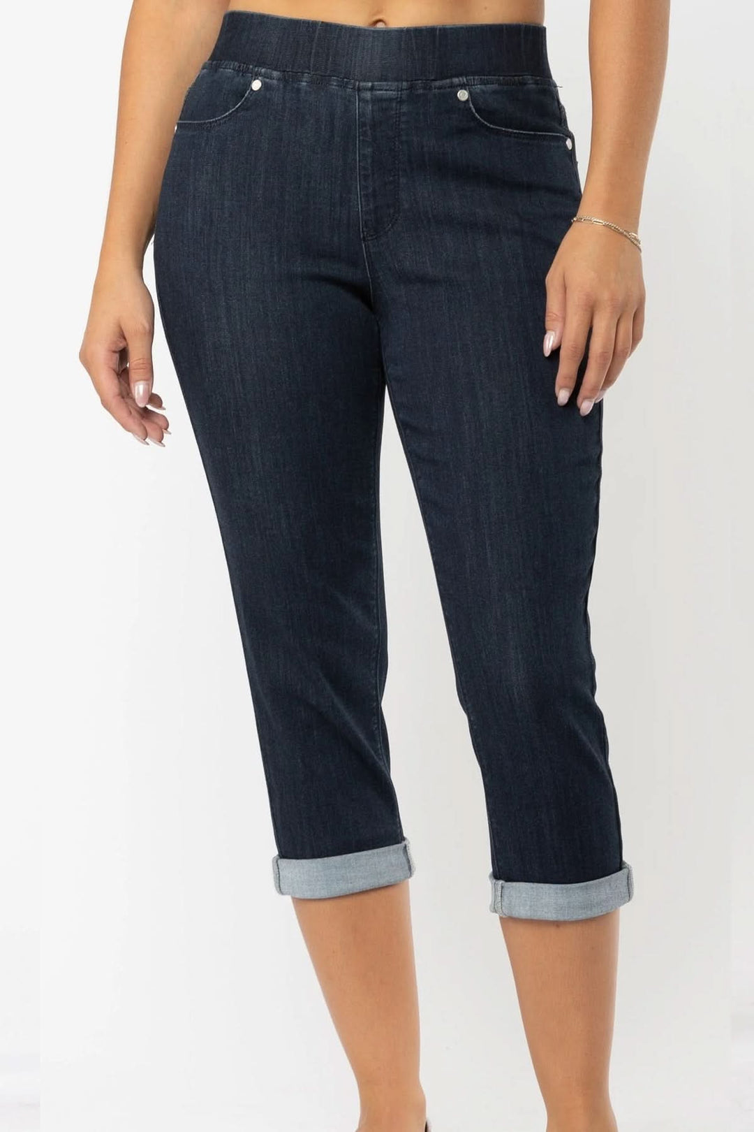 Capri en denim extensible avec taille élastique et revers, parfait pour un look estival confortable.