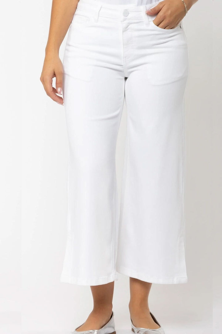 Pantalon blanc à jambe évasée avec taille régulière et fermeture à bouton, parfait pour un look tendance.
