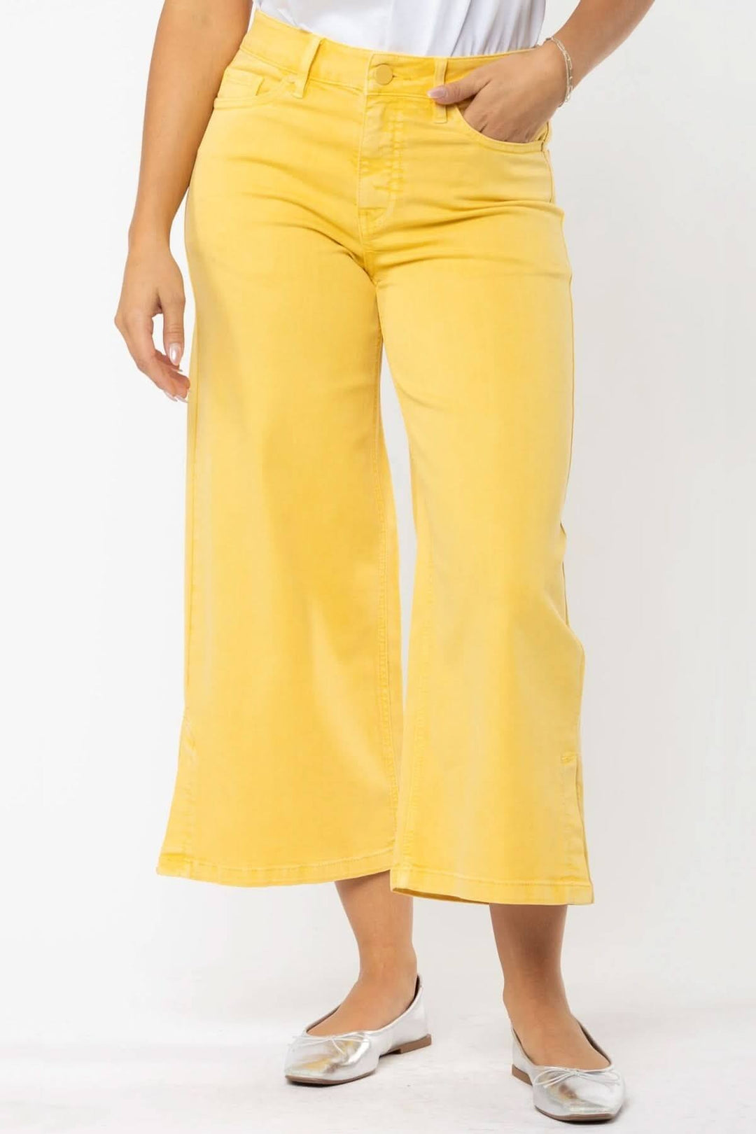 Pantalon à jambe évasée en denim jaune, modèle tendance avec taille régulière et tissu extensible.