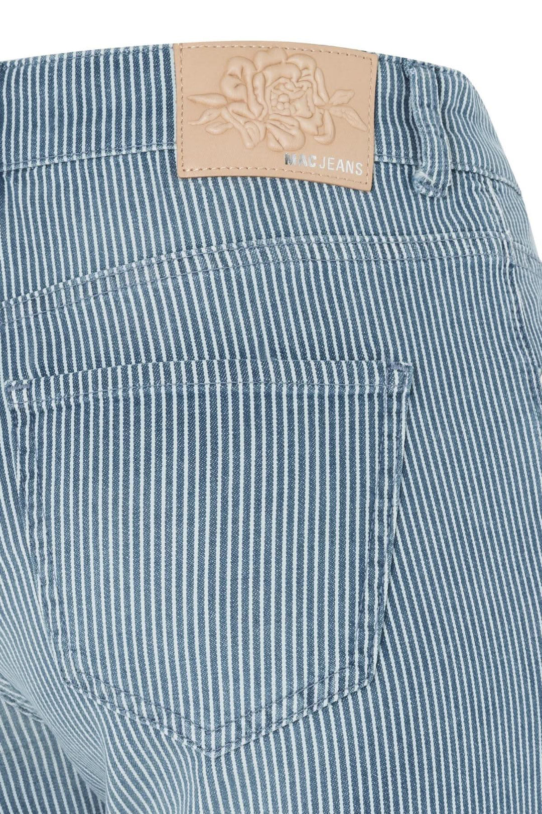 Détail arrière d'un capri à rayures verticales, avec étiquette en cuir, couleur bleu et blanc, design ajusté.