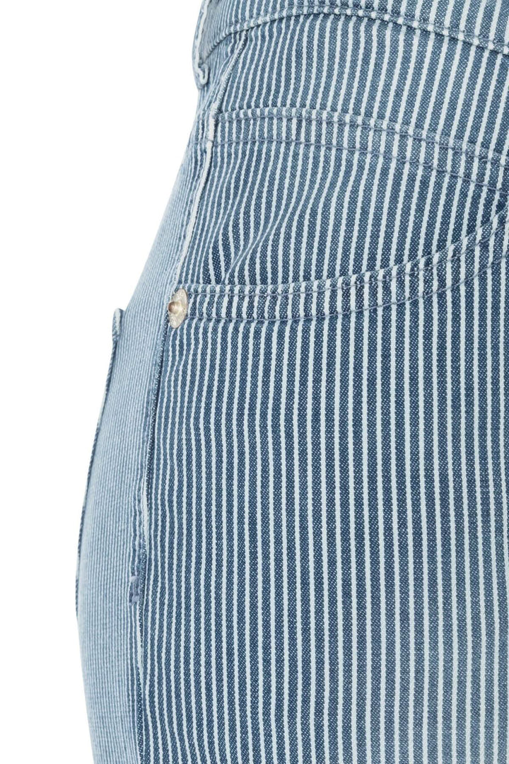 Détail d'un capri à rayures verticales, mettant en avant la texture et les poches.