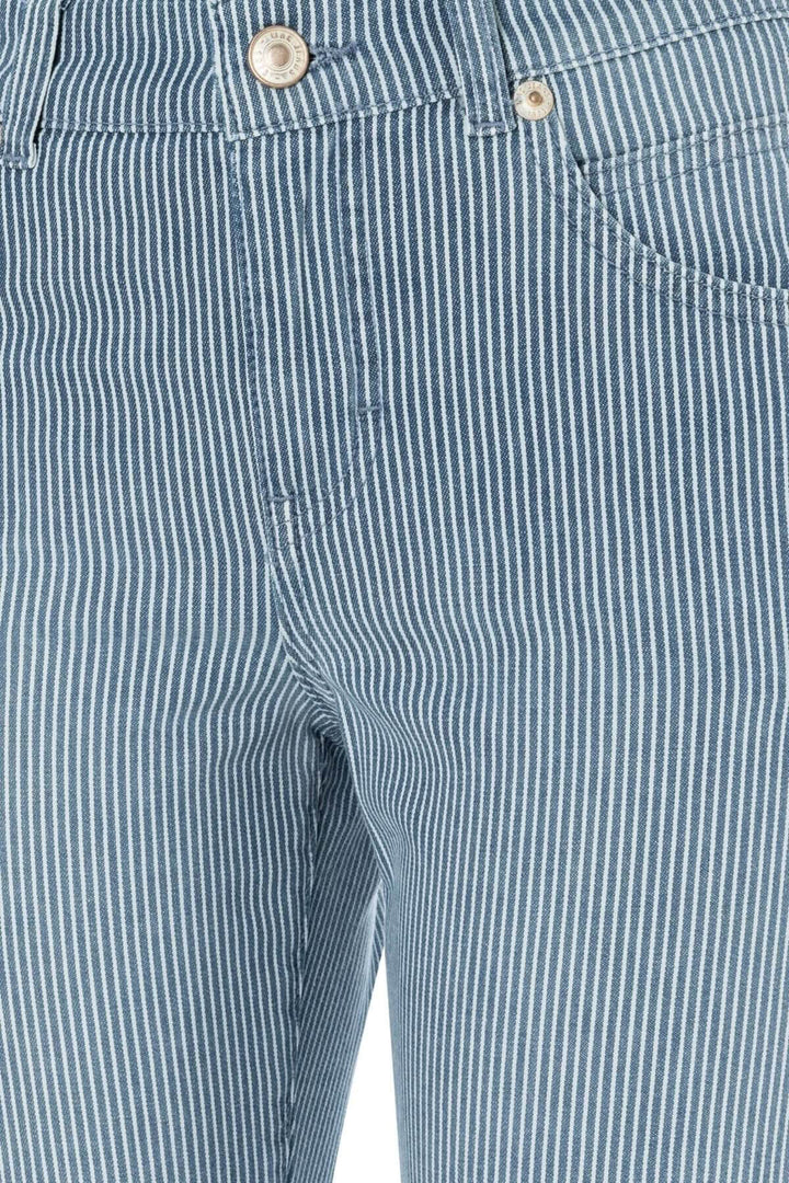 Capri à rayures verticales, coupe ajustée, tissu extensible pour un look décontracté et estival.