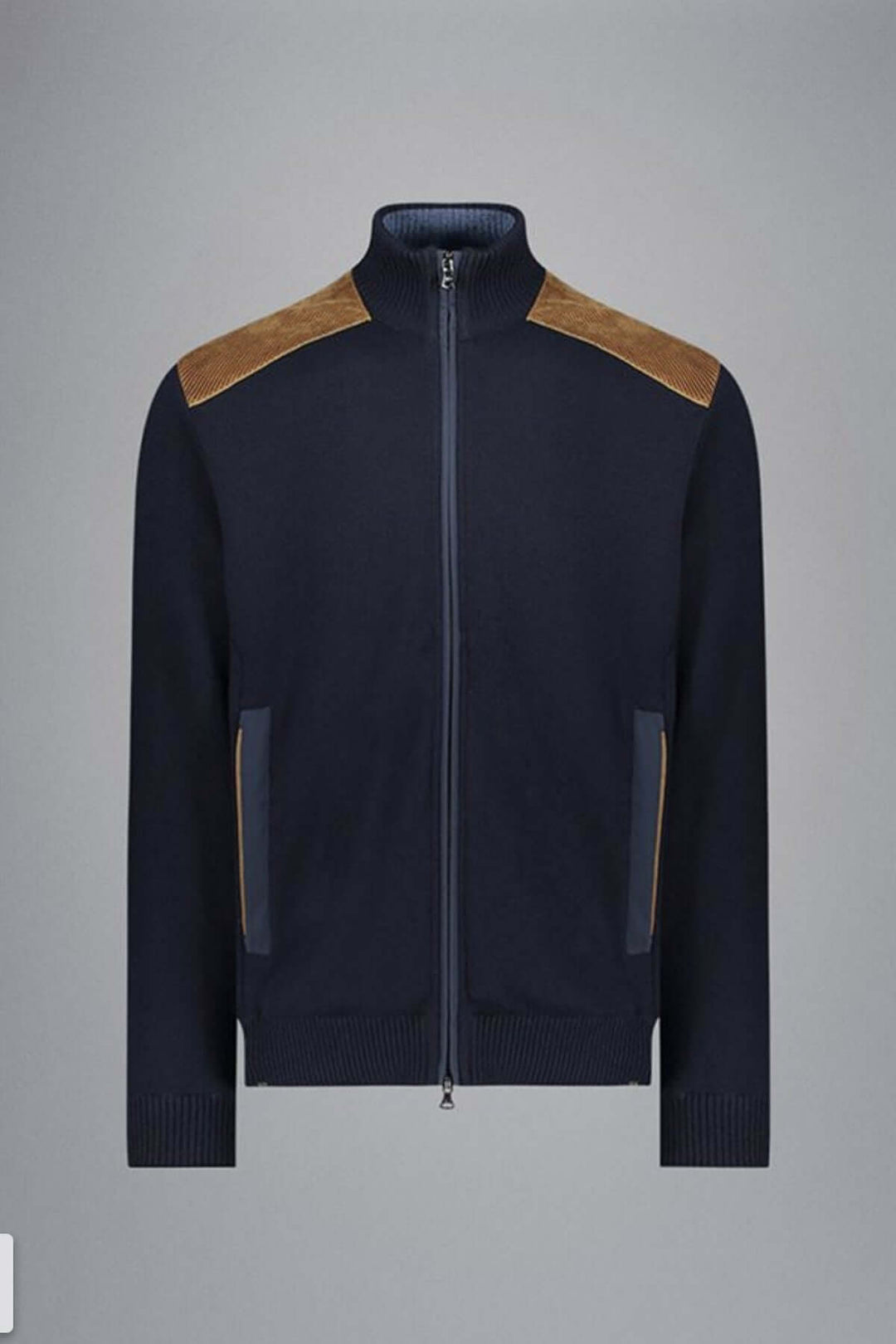 Chandail zippé en laine bleu marine avec empiècements en suédine beige aux épaules, élégant et confortable.