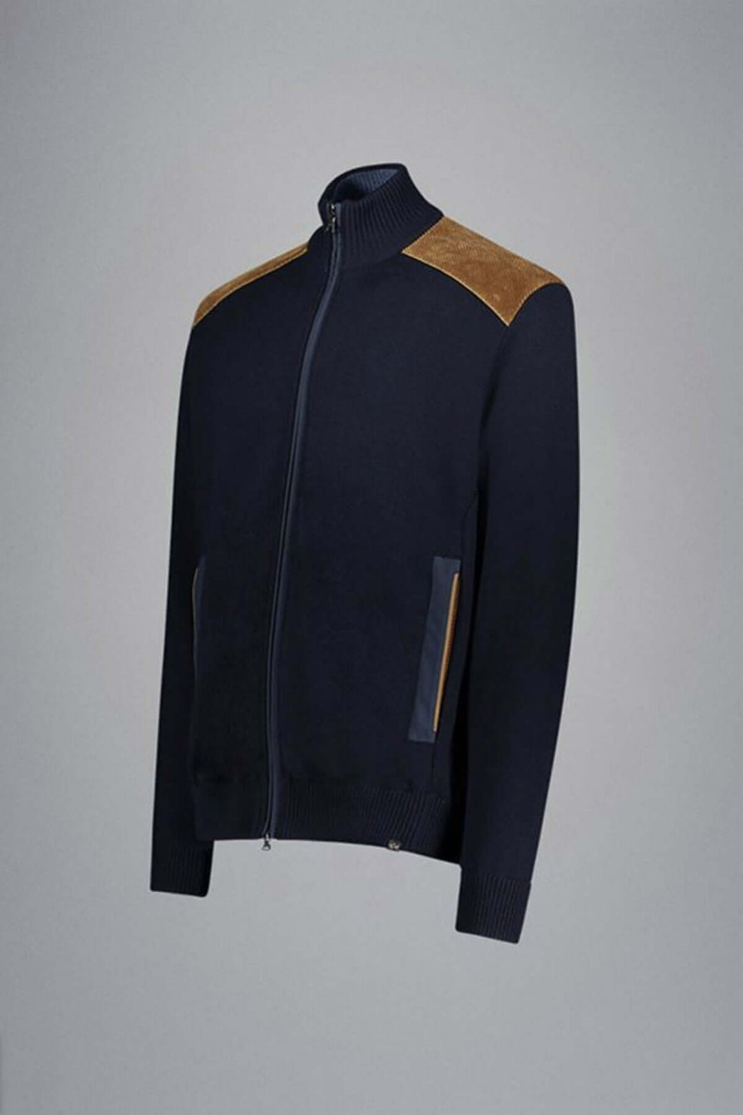 Chandail zippé en laine navy avec empiècements en suédine marron, élégant pour les journées fraîches.