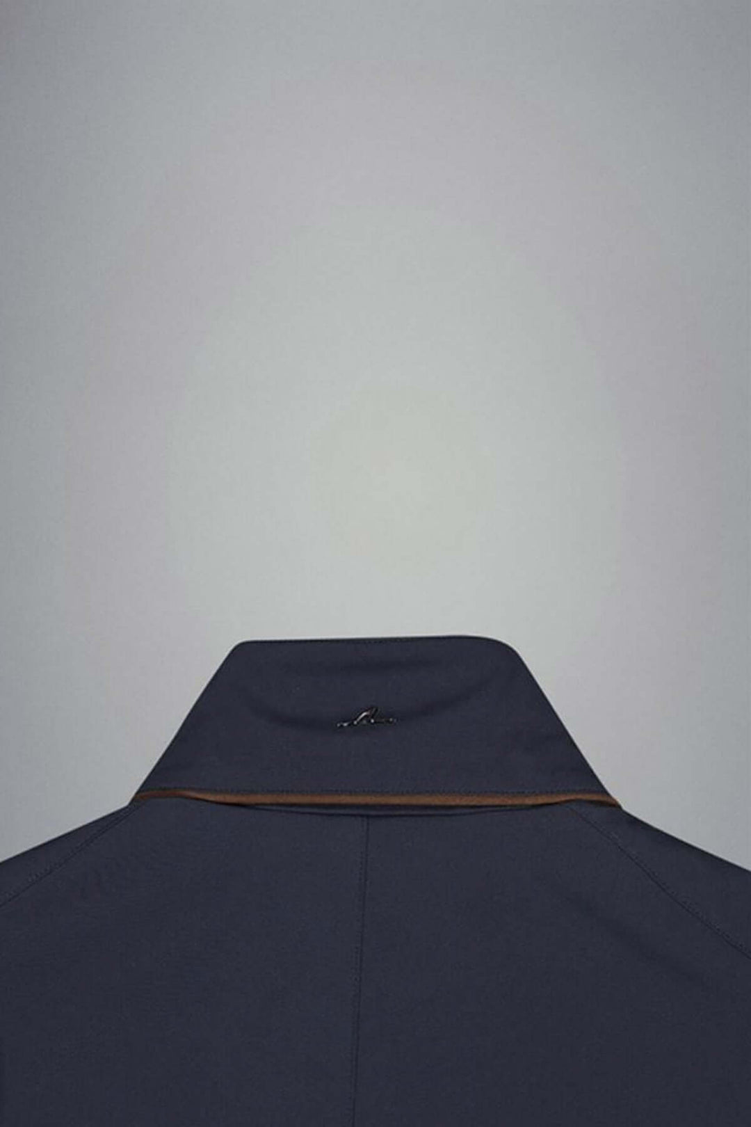 Détail du col d'un manteau imperméable Typhoon® RE-4x4 Stretch, élégant en marine, avec finition technique.