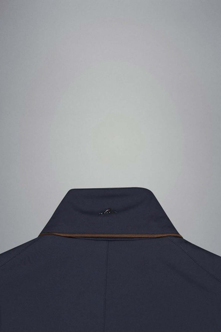 Détail du col d'un manteau imperméable Typhoon® RE-4x4 Stretch, élégant en marine, avec finition technique.