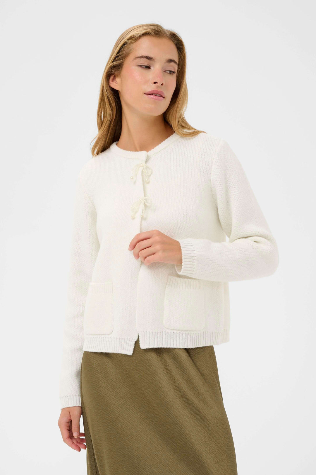 Cardigan Bowie blanc sur mannequin, style délicat et intemporel, avec liens décoratifs à l&
