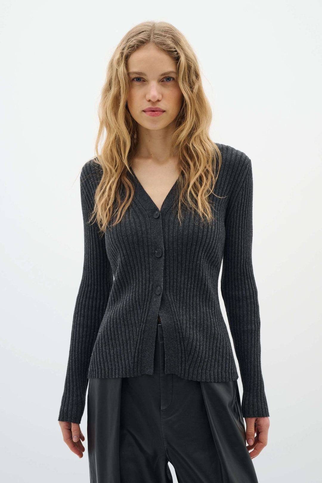 Cardigan Gia en maille côtelée, coupe ajustée avec encolure en V et fermeture boutonnée, style chic et féminin.