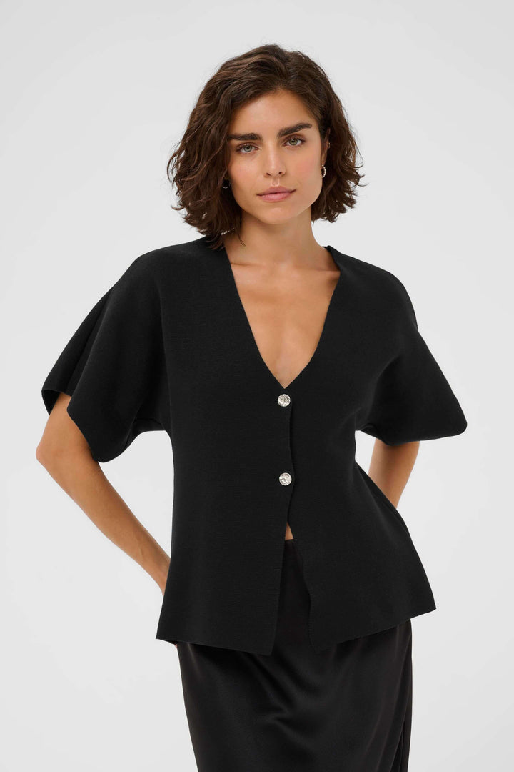 Cardigan Jessica élégant et moderne avec encolure en V et coupe évasée, idéal pour une tenue habillée ou minimaliste.