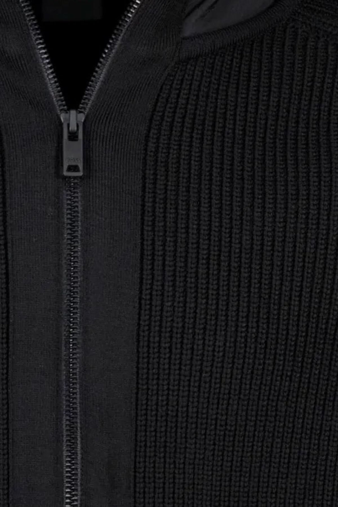 Cardigan Kigloo zippé en laine et nylon avec fermeture éclair et col montant, élégance et confort alliant modernité et style classique.