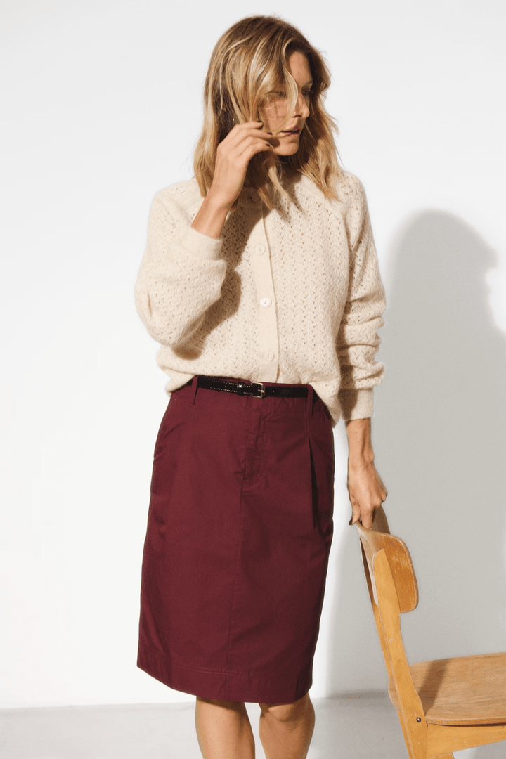 Alt Tag: Femme portant le Cardigan Thora avec manches longues et motifs subtils, encolure ronde, pour un look chic.