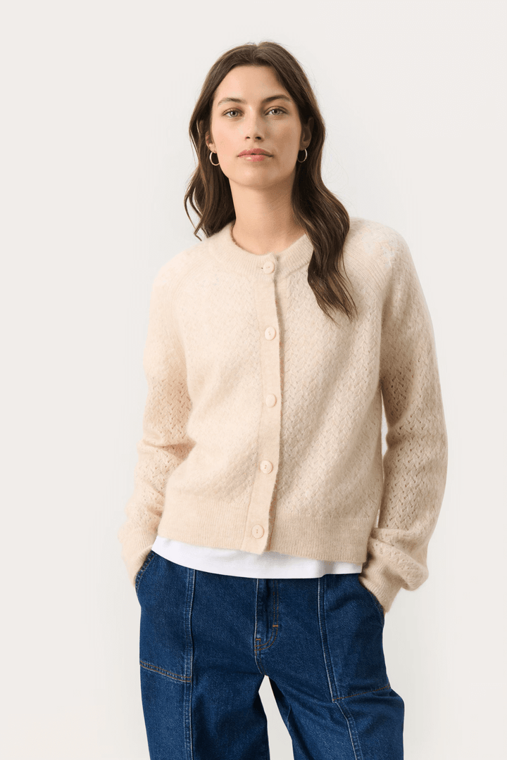 Alt Tag: Femme portant le Cardigan Thora élégant, tricot doux avec manches raglan, encolure ronde classique, parfait pour un style chic.