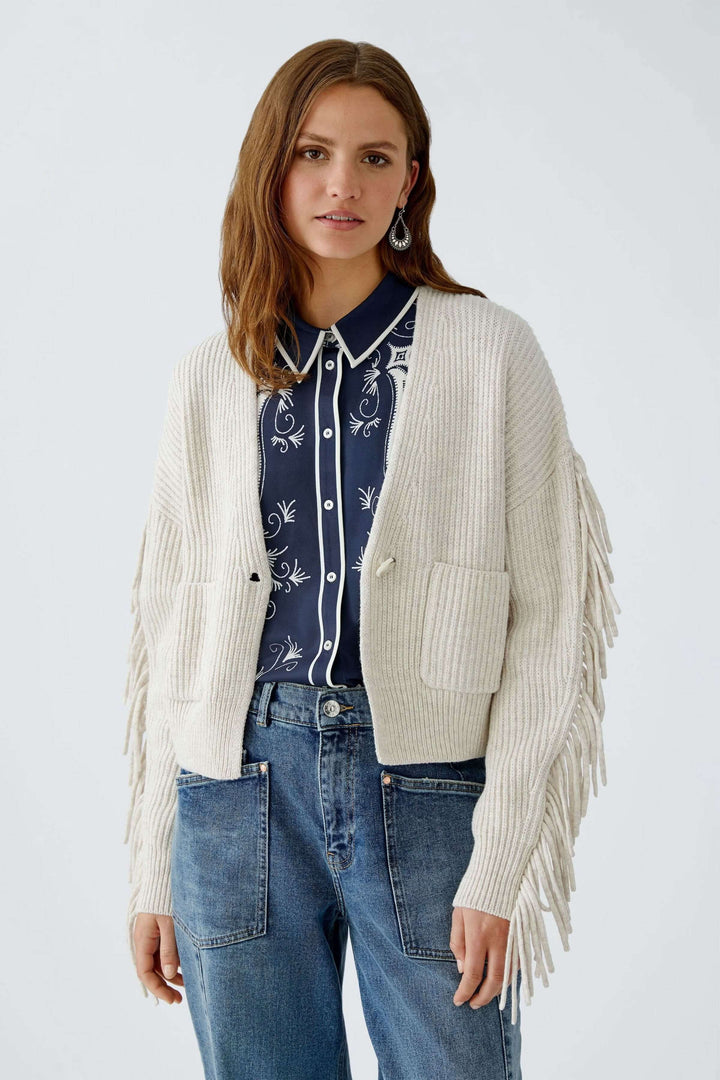 Cardigan avec franges, décolleté en V, poches plaquées, style moderne et confortable.