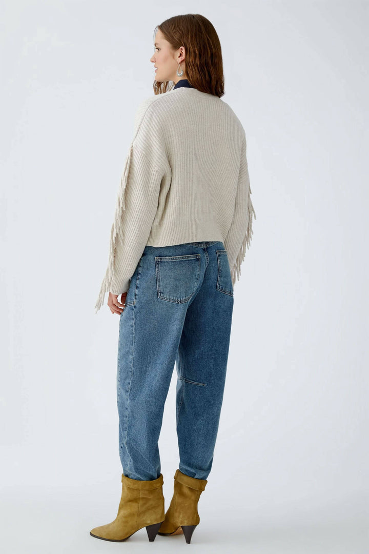 Cardigan avec franges, coupe ample et confortable, porté avec un jean, vue arrière.