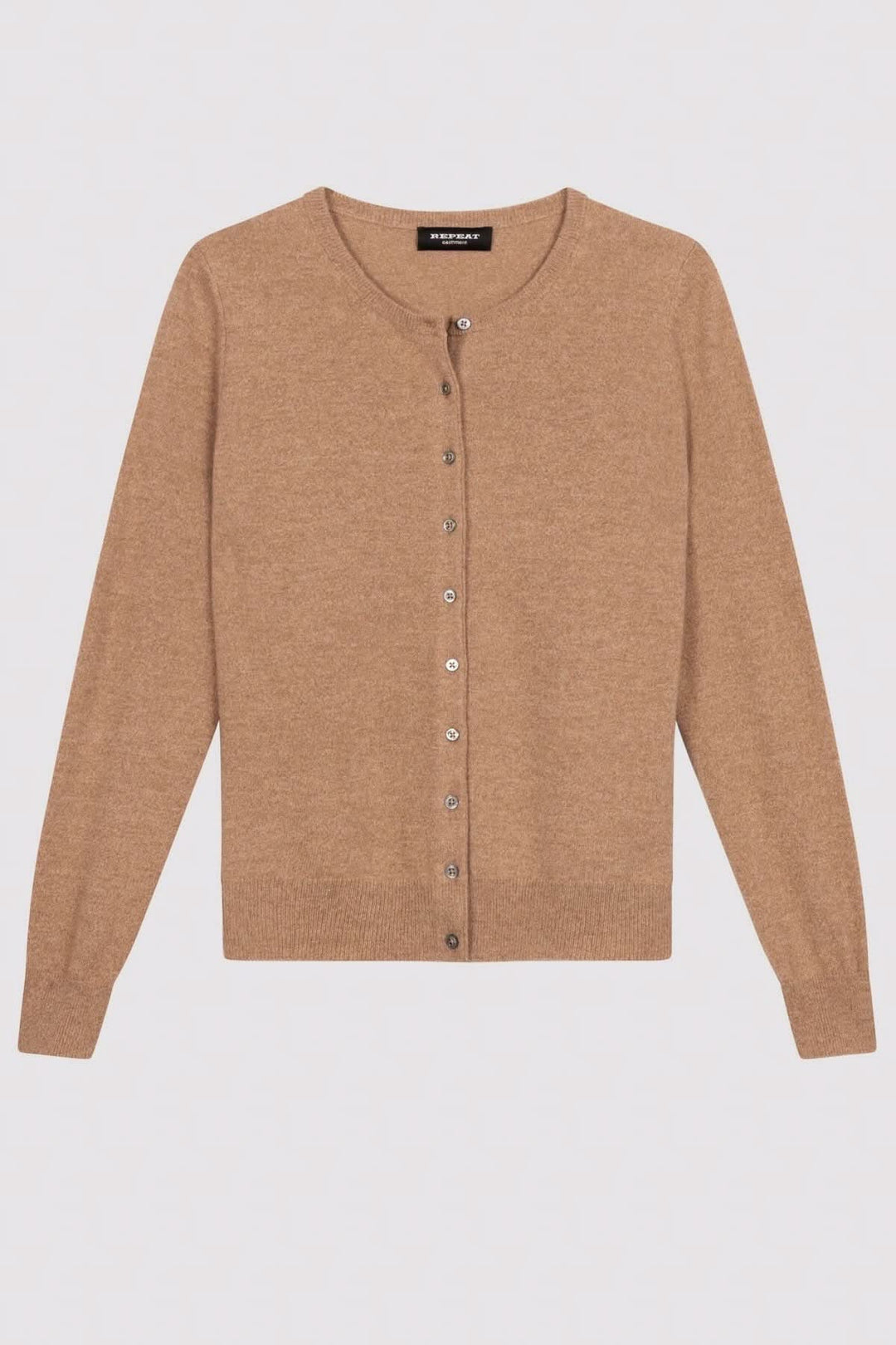 Cardigan classique beige avec boutons, coupe ajustée, encolure ronde, pièce polyvalente et élégante.