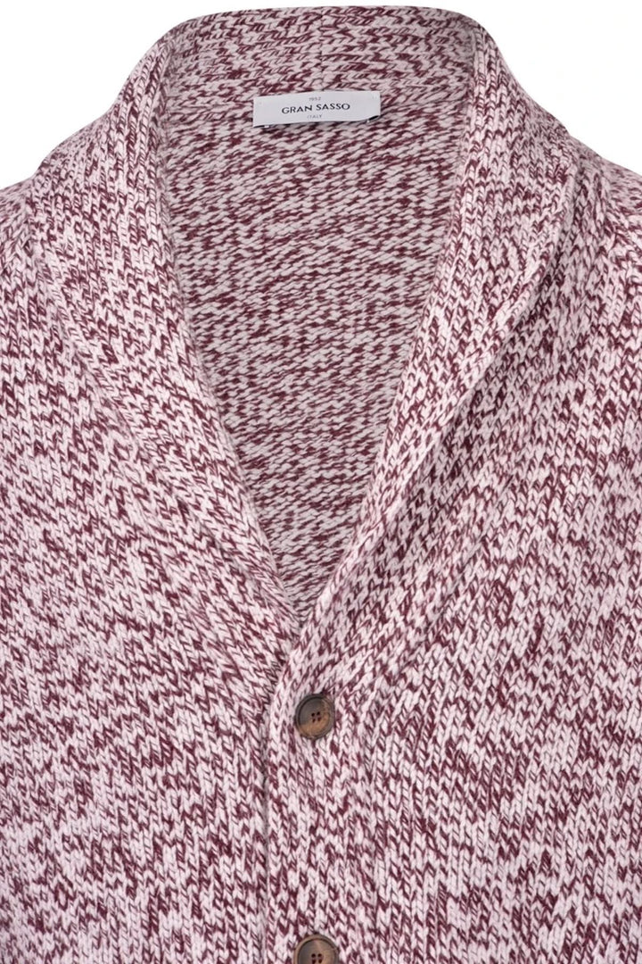 Cardigan à col châle en mélange de fils bordeaux et blancs avec boutons en bois, texture mouchetée.