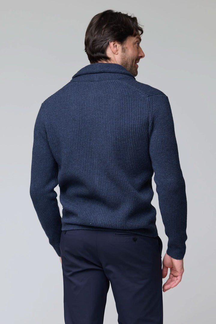 Cardigan à col châle en laine bleu marine, maille côtelée, style élégant pour superpositions, vu de dos sur un mannequin.