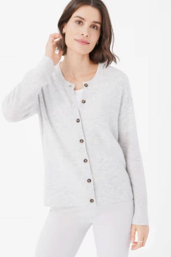 Cardigan douillet Alicia en alpaga, coupe décontractée avec boutons, idéal pour un look hivernal élégant.