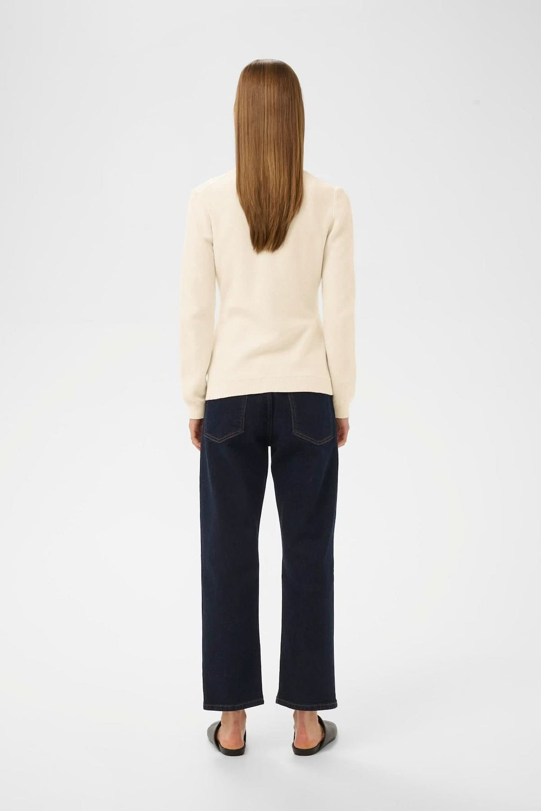 Vue arrière du Cardigan en maille NAASU porté, coupe droite légèrement ajustée, encolure arrondie, style épuré et intemporel.