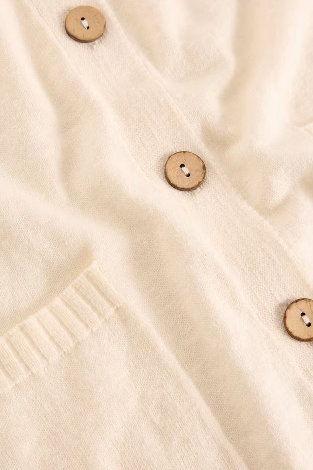 Cardigan en mélange de lin Nova avec boutons en bois et poche plaquée, encolure V, détails côtelés, couleur crème.