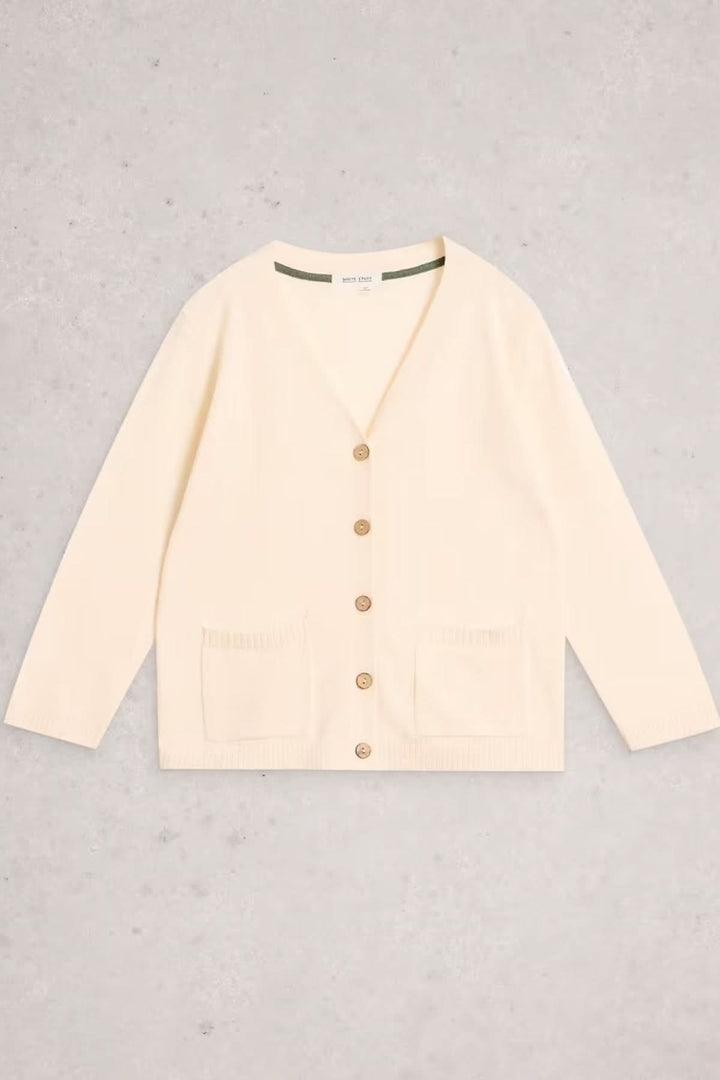 Cardigan en mélange de lin Nova avec encolure en V, manches longues, fermeture boutonnée et poches avant sur fond gris.