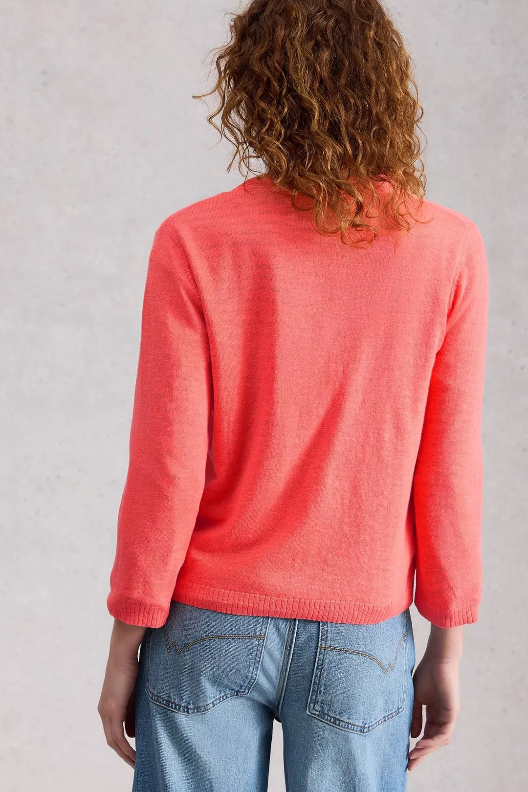 Femme portant un cardigan en mélange de lin Nova avec un design intemporel et des manches longues, vue de dos.