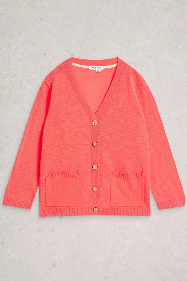 Cardigan en mélange de lin Nova avec encolure en V et poches en maille rouge, vu de face, détail des boutons et finitions côtelées.