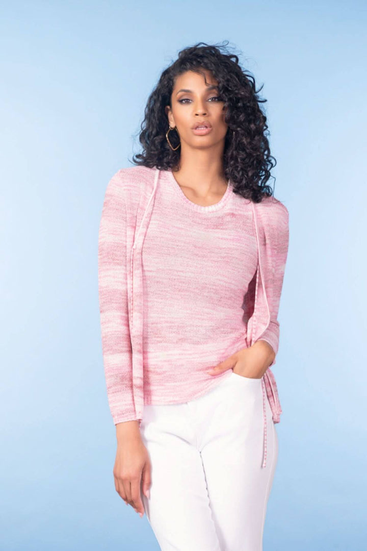 Femme portant un cardigan léger texturé rose avec lien décoratif, ensemble décontracté et élégant.
