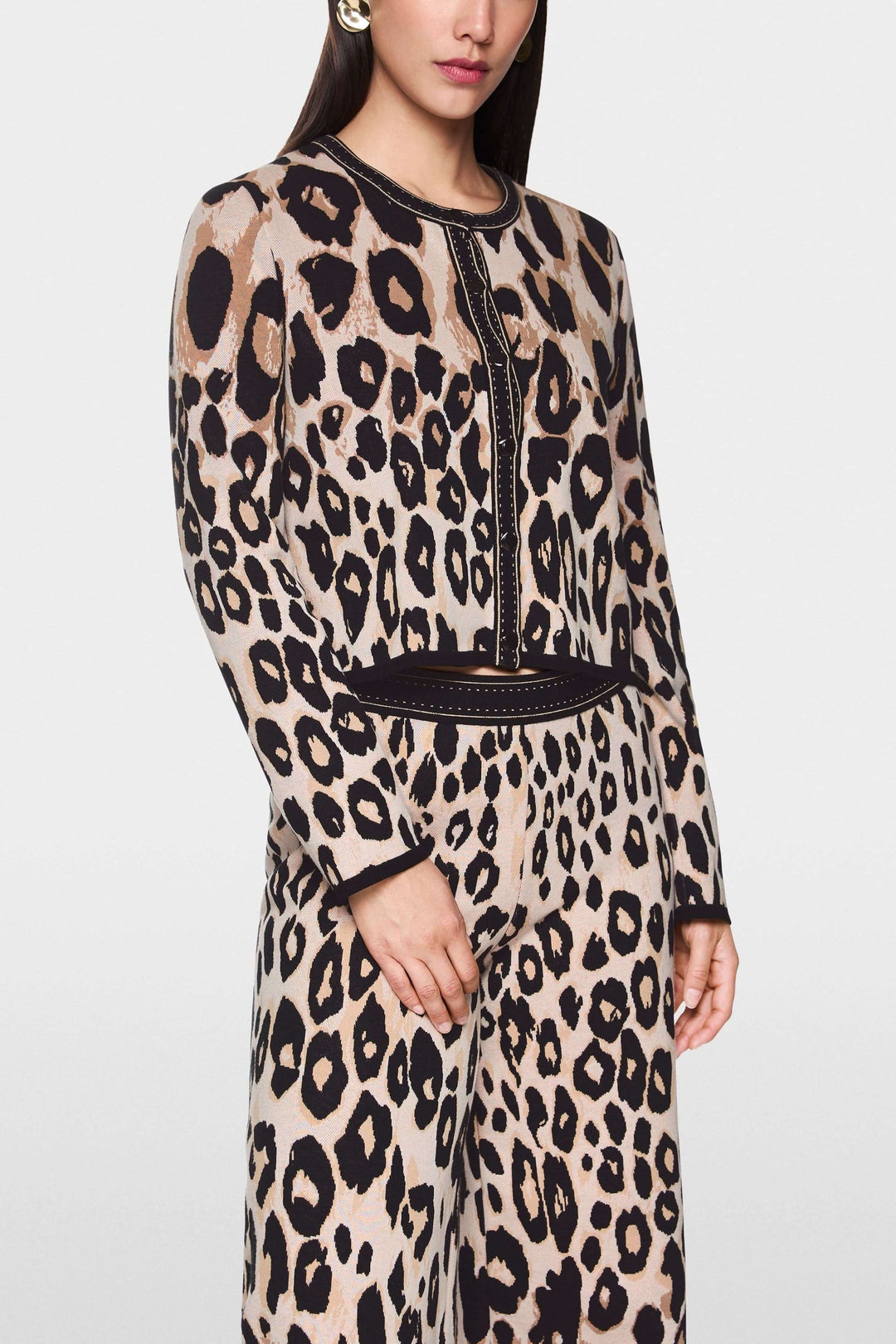 Cardigan léopard avec coupe droite, finitions contrastées et motif animal audacieux, parfait pour un look moderne.