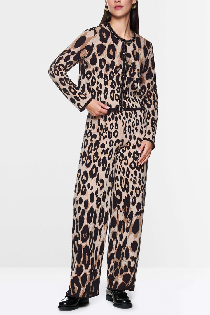 Cardigan léopard à motif animal, coupe droite élégante, assorti à un pantalon large pour un look audacieux.