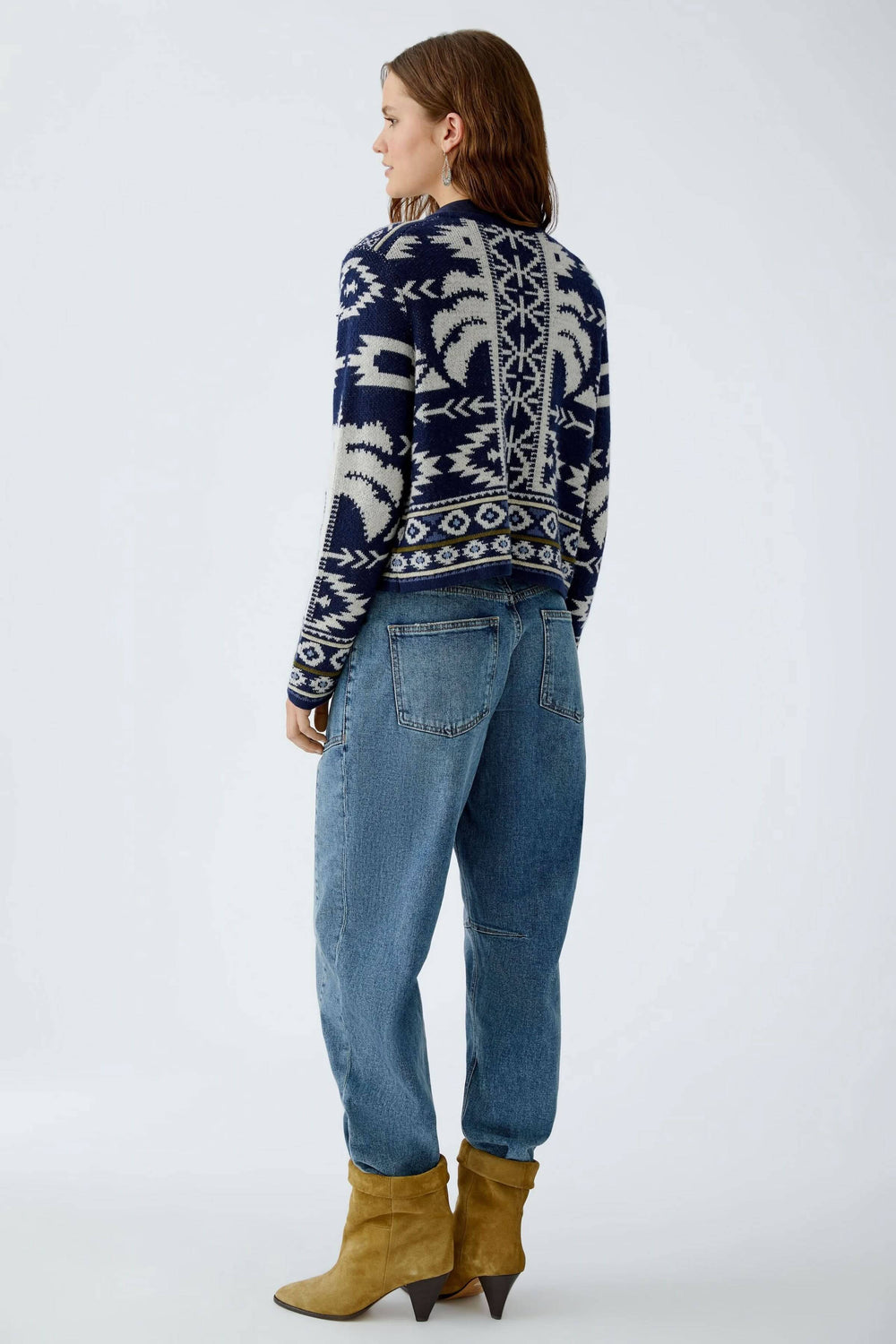 Cardigan motif western en jacquard, porté avec des jeans et bottes, vue arrière, style moderne et décontracté.