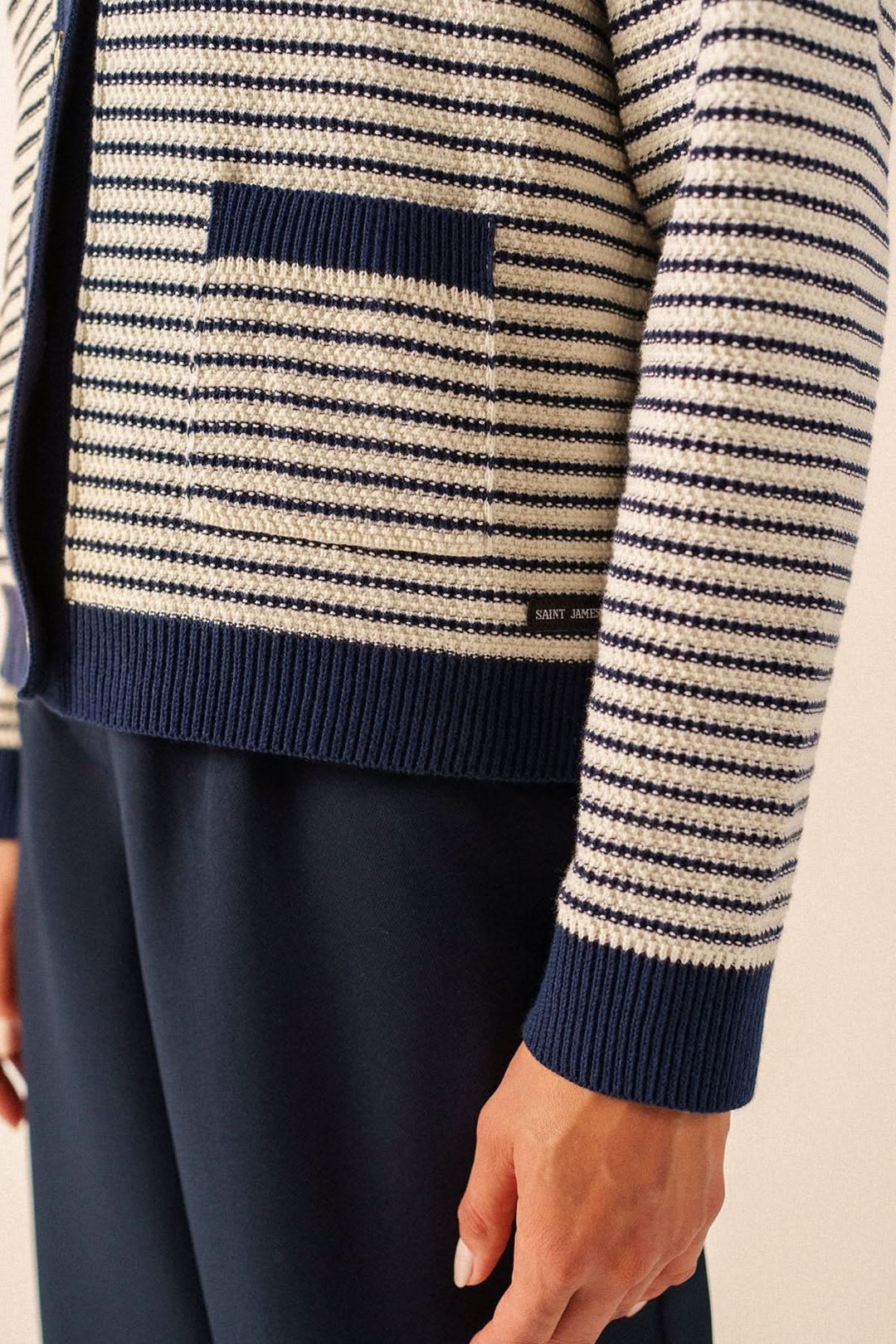 Vue latérale du Cardigan rayé style marin ISTRES avec détails de poches et maille structurée.