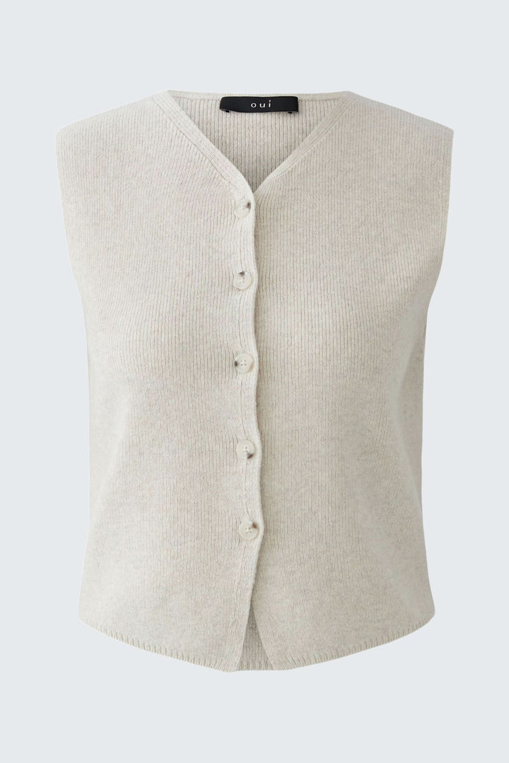 Cardigan sans manches beige en maille douce avec fermeture boutonnée et encolure en V.