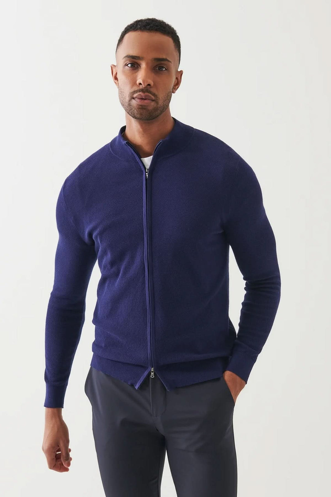 Cardigan zippé en coton et cachemire, élégant et doux, idéal pour un look décontracté ou habillé.