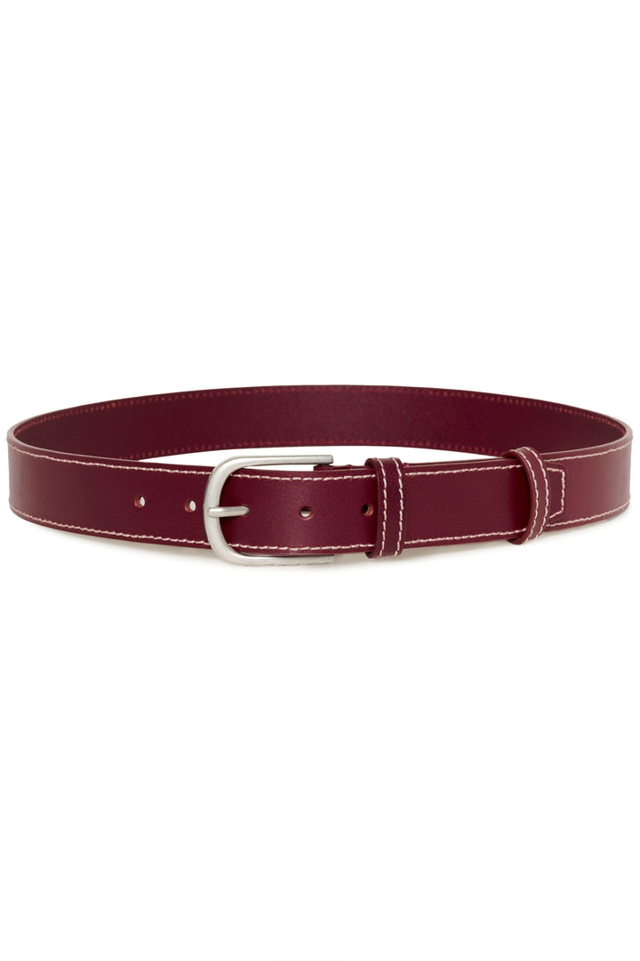 Ceinture en cuir bordeaux avec boucle métallique et surpiqûres contrastantes, accessoire chic et polyvalent.