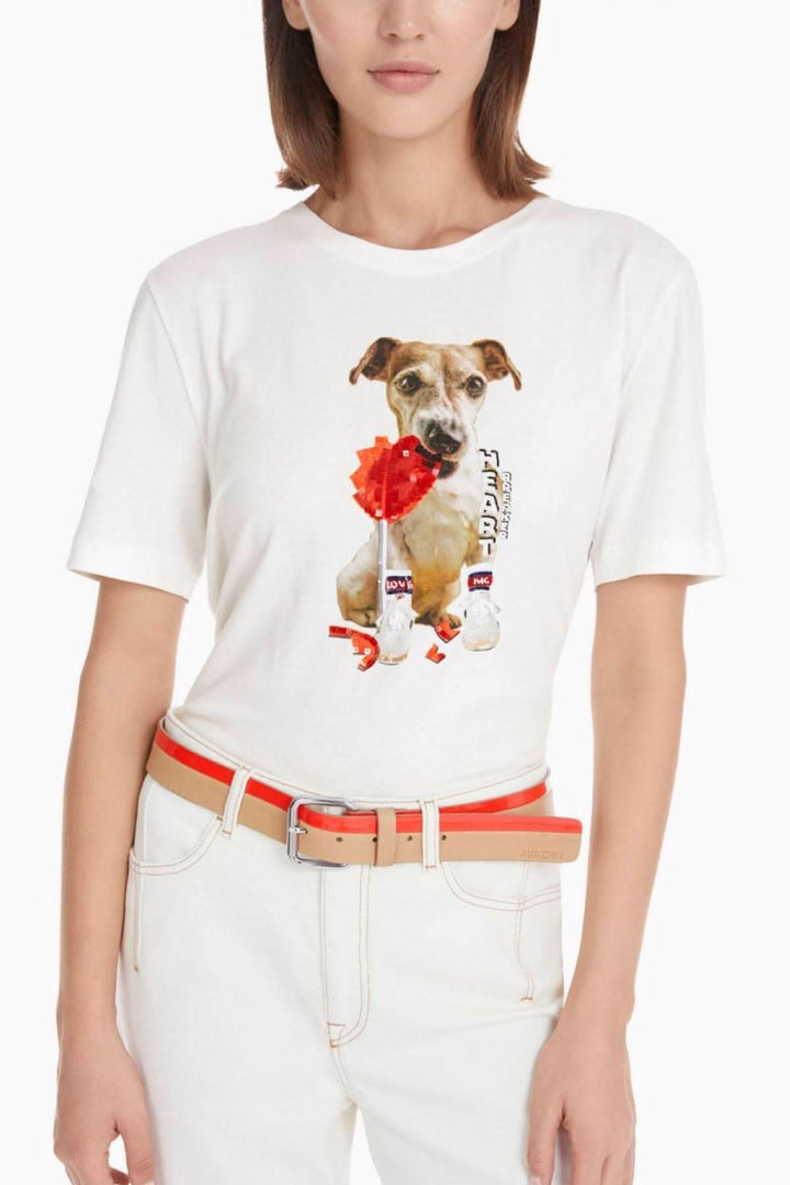Femme portant un t-shirt blanc avec motif de chien et ceinture orange, style décontracté.