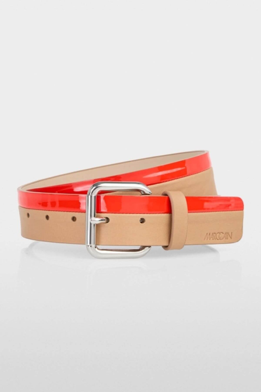 Ceinture de hanche en nubuck avec laque rouge et boucle en métal, accessoire mode chic.