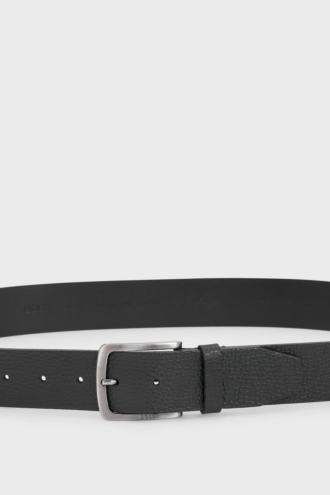 Ceinture en cuir italien noir avec boucle gravée, accessoire de mode élégant et durable.