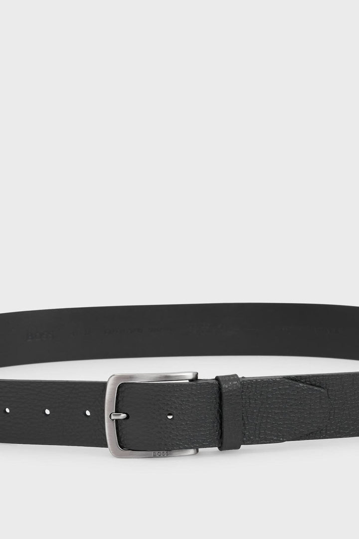 Ceinture en cuir italien noir avec boucle gravée, accessoire de mode élégant et durable.