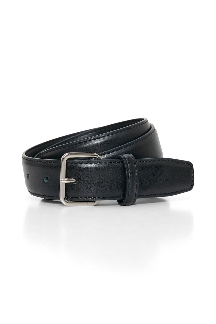Ceinture en cuir lisse noire avec boucle métallique rectangulaire et surpiqûres contrastantes.