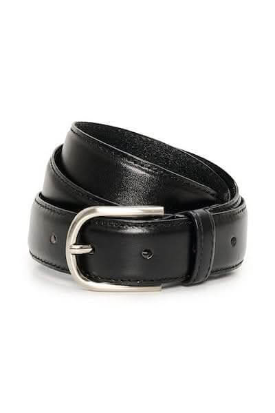 Ceinture fine en cuir noir avec boucle ronde élégante, idéale pour un look raffiné et intemporel.
