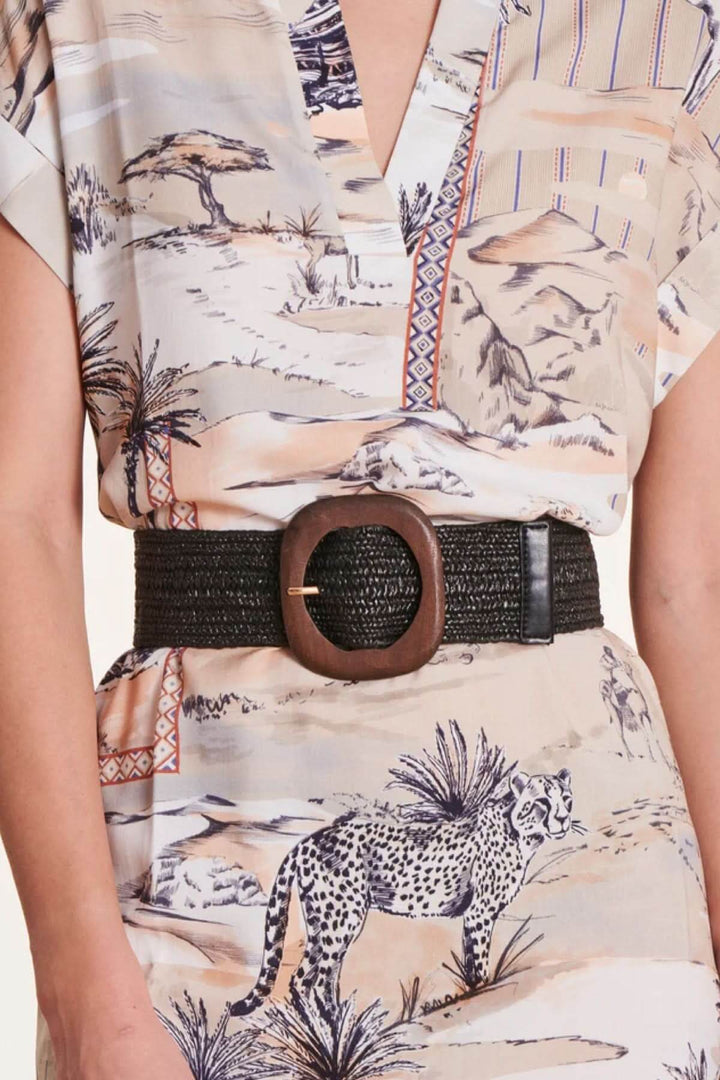 Ceinture élastique large avec boucle en bois, assortie à une robe stylée et motifs animaliers.