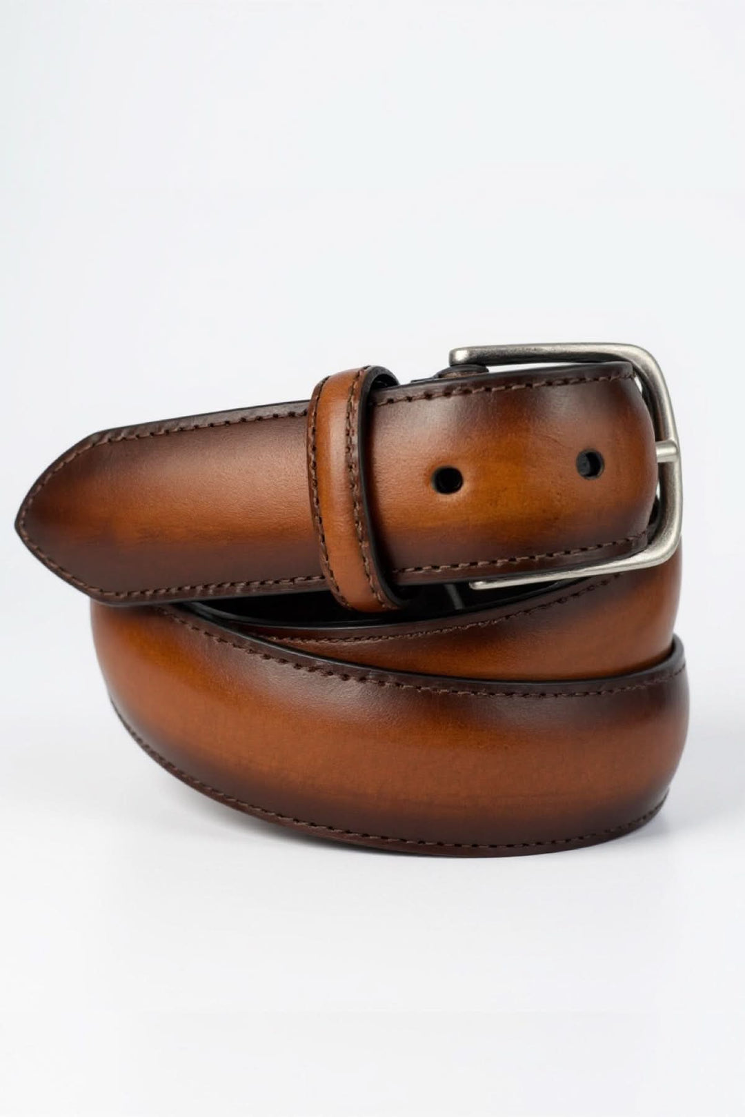 Ceinture élégante en cuir teinté avec boucle métallique brossée, fabriquée en Italie, parfaite pour jeans ou pantalons habillés.