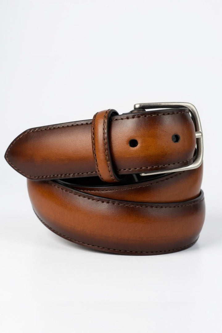Ceinture élégante en cuir teinté avec boucle métallique brossée, fabriquée en Italie, parfaite pour jeans ou pantalons habillés.