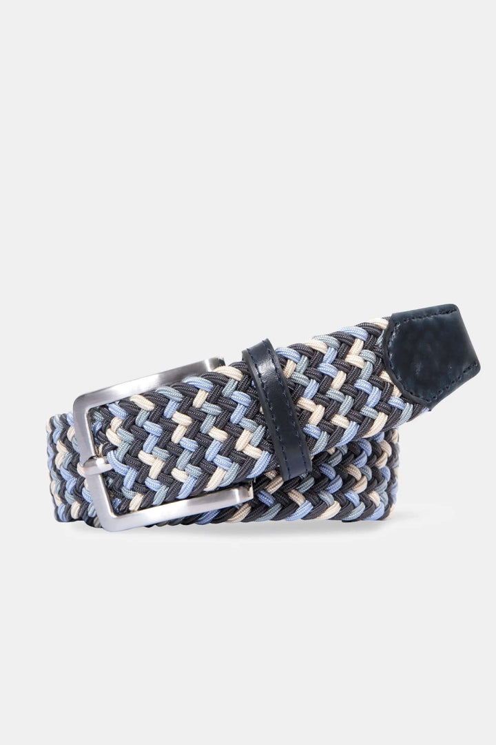 Ceinture tressée multicolore avec boucle métallique, ajustable et confortable pour tenues décontractées.