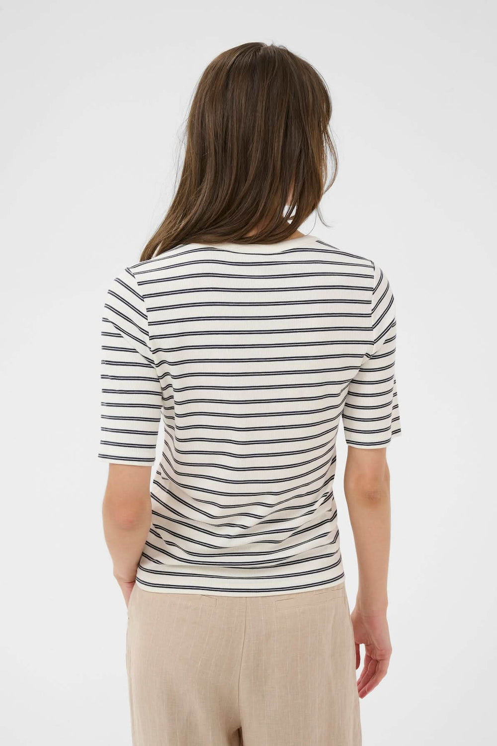 Vue arrière d'une femme portant un Chandail Angelina à rayures avec manches courtes et encolure ronde, style épuré et confortable.