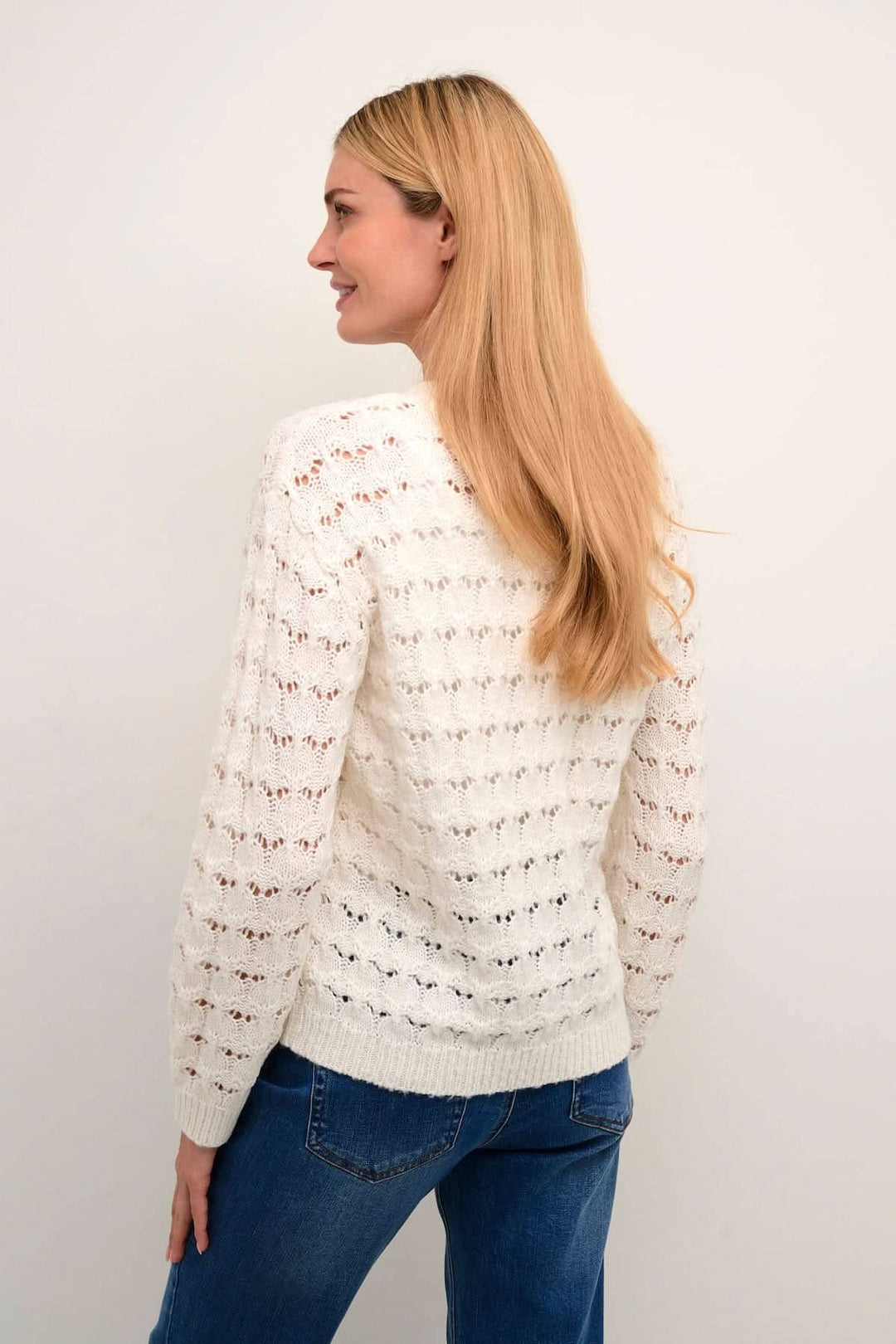 Chandail Elena à manches longues, coupe régulière, avec détails de coutures et légères transparences.