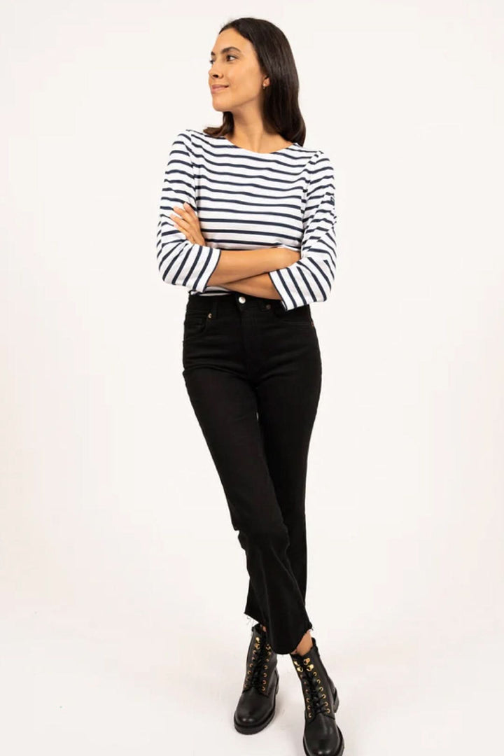 Modèle portant un chandail rayé GALATHEE II avec manches ¾ et jeans noirs, style maritime.